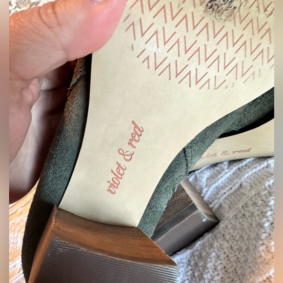 Olive green suede booties - Picture 2 of 7